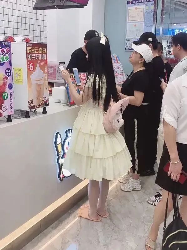 妹子窮的絲襪都破了！插圖10