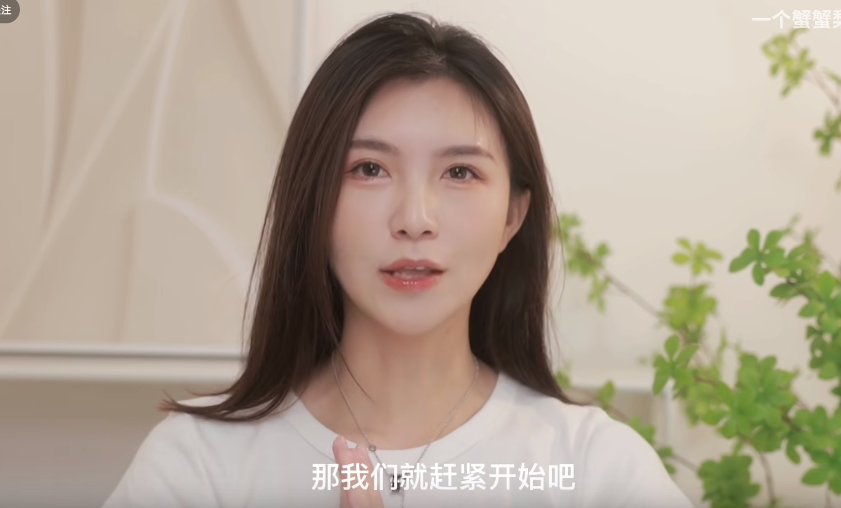 B站一個蟹蟹梨酷似“蒂法”爆火小姐姐火了，也有點像鄒兆龍！