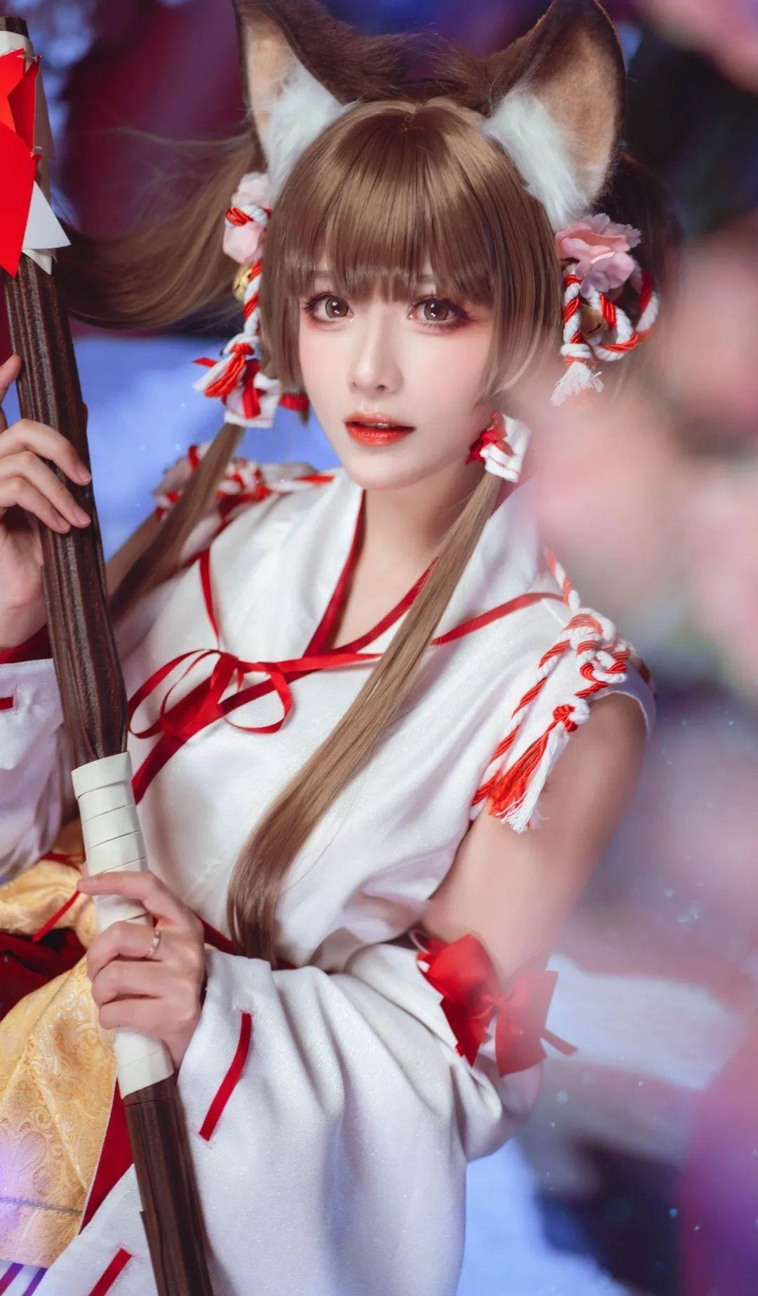 優莉娜，俏皮的巫女《盾之勇者成名錄：浪潮》插圖